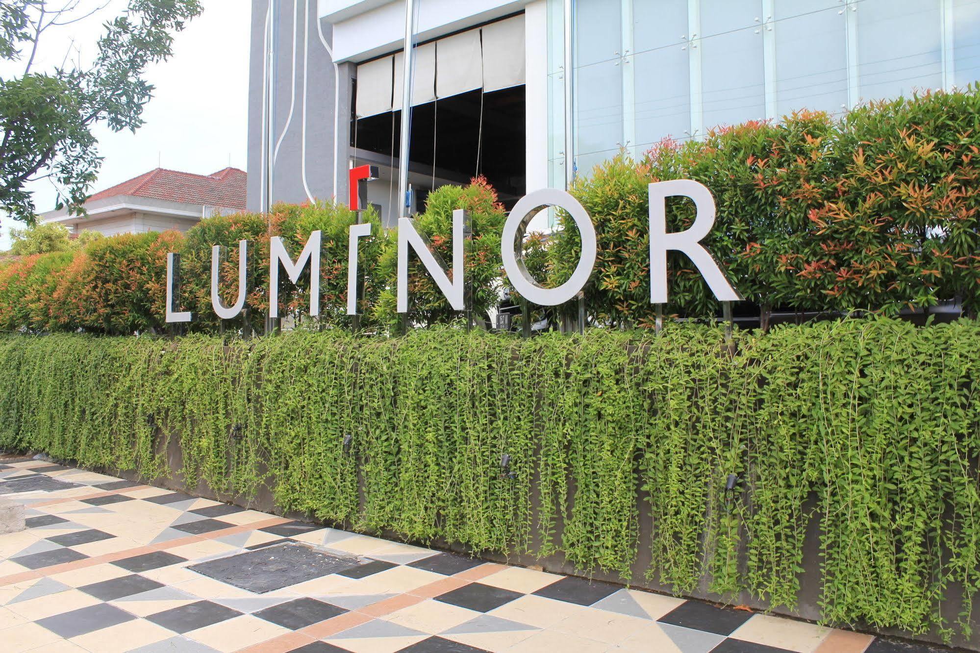 Luminor Hotel Jemursari Surabaya Exterior foto